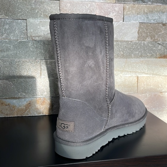 🎁 UGG Women's Classic Short II Boot - Picture 11 of 16